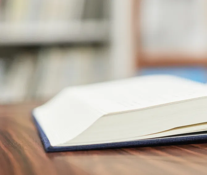 図書館や研究室で本が開かれています