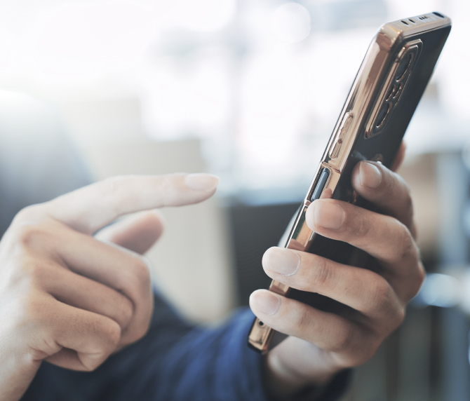 タブレットを操作しているシーン