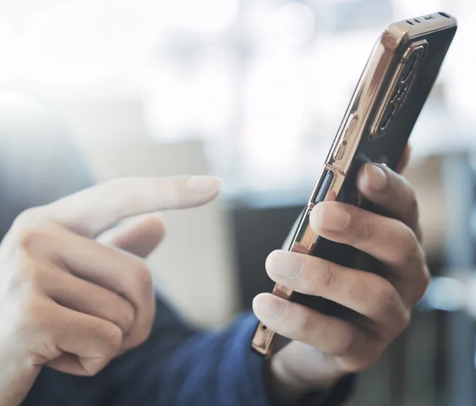 タブレットを操作しているシーン