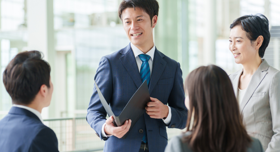 男女4人で打ち合わせをしています