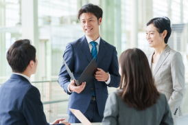  オフィスでホワイトボードを使って話し合うシーン