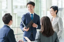  オフィスでホワイトボードを使って話し合うシーン