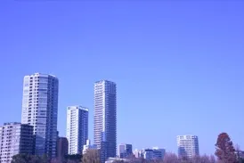  高いビルが並ぶ街並み